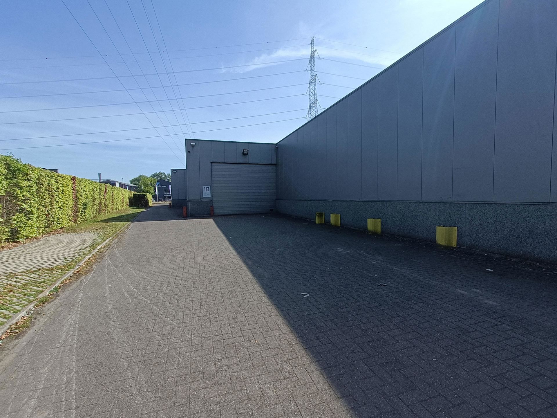 Industrieel gebouw te huur in Lint foto 2