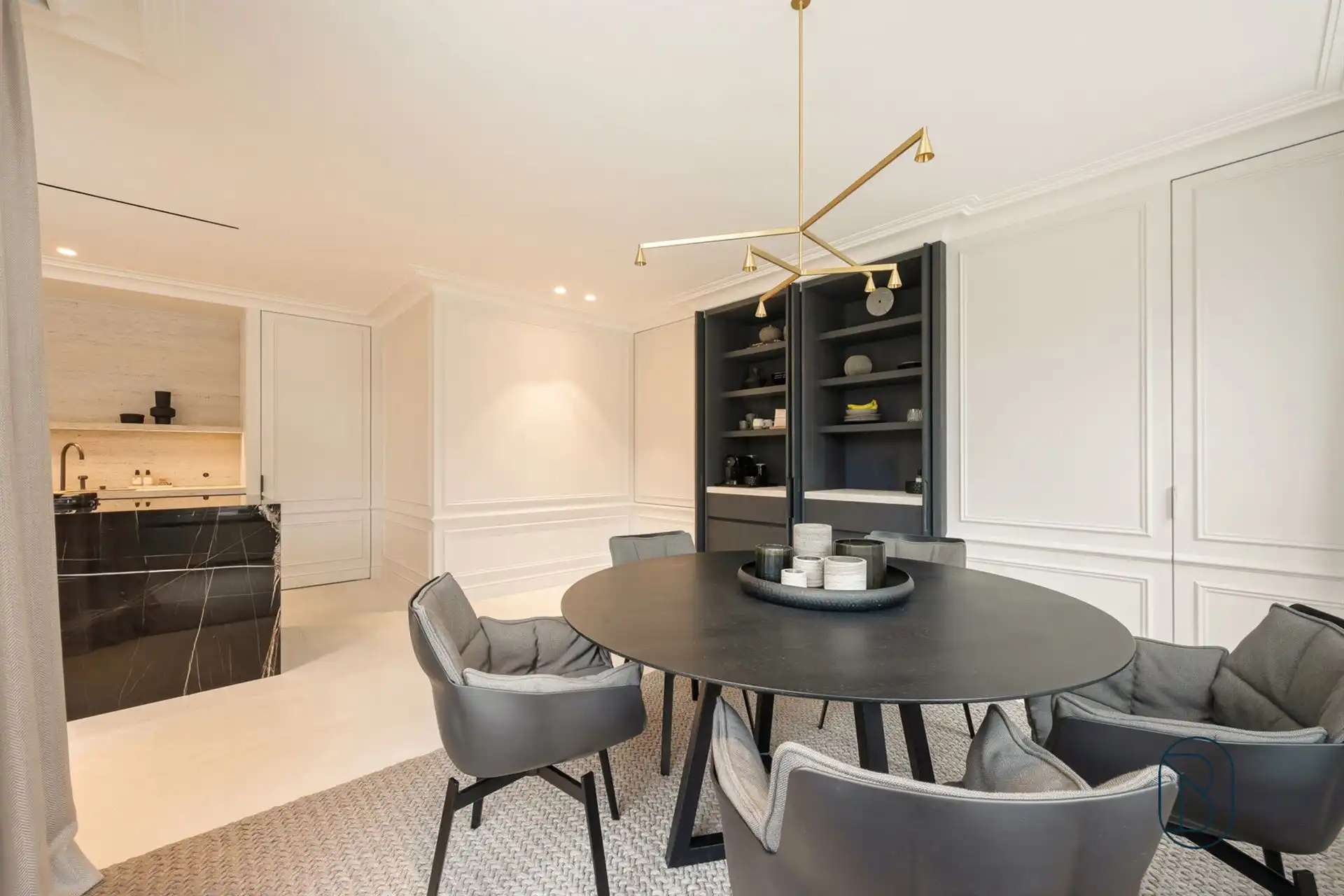 Prachtig afgewerkte franse villa met bijgebouw en zwembad foto 21