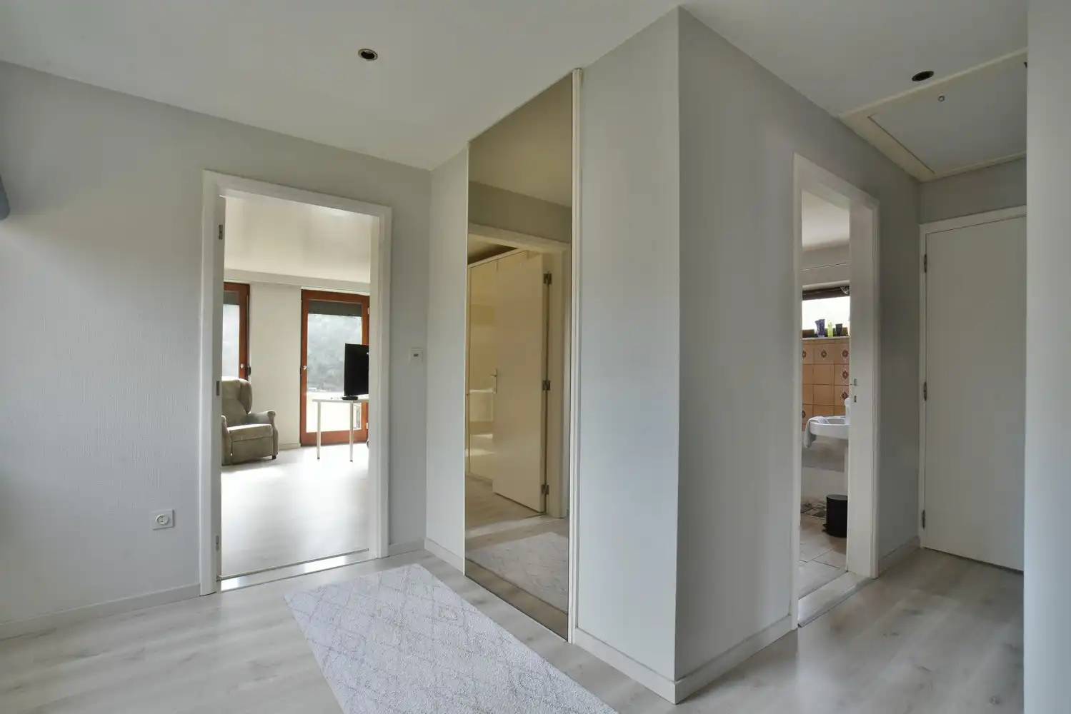 Royale gezinswoning met 4 slaapkamers op toplocatie, inclusief naastliggend perceel grond foto 13