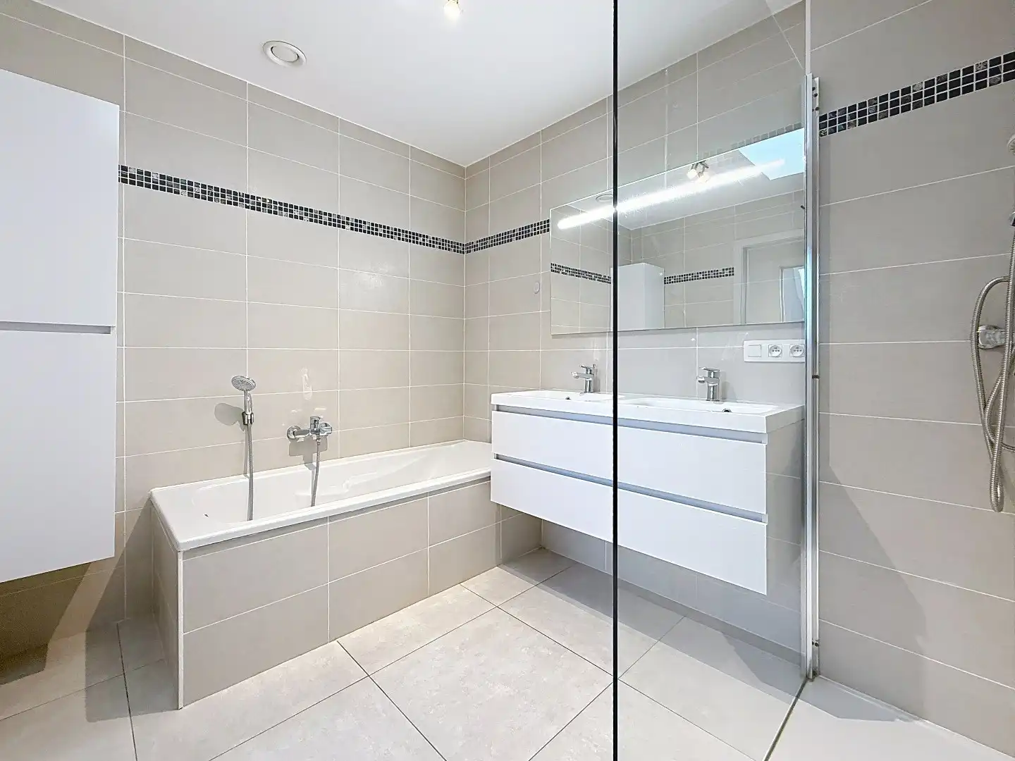 Recent, centraal gelegen appartement met 2 slaapkamers foto 6