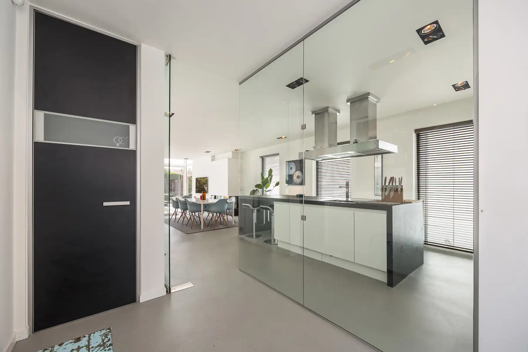 Knap afgewerkte woning met apart bedrijfsgebouw en parking foto 6