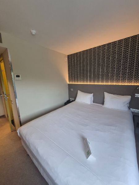 Te koop hotelkamer in Ibis Kortrijk, mooi rendement foto {{pictureIndex}}