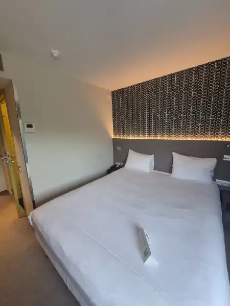 Te koop hotelkamer in Ibis Kortrijk, mooi rendement foto {{pictureIndex}}