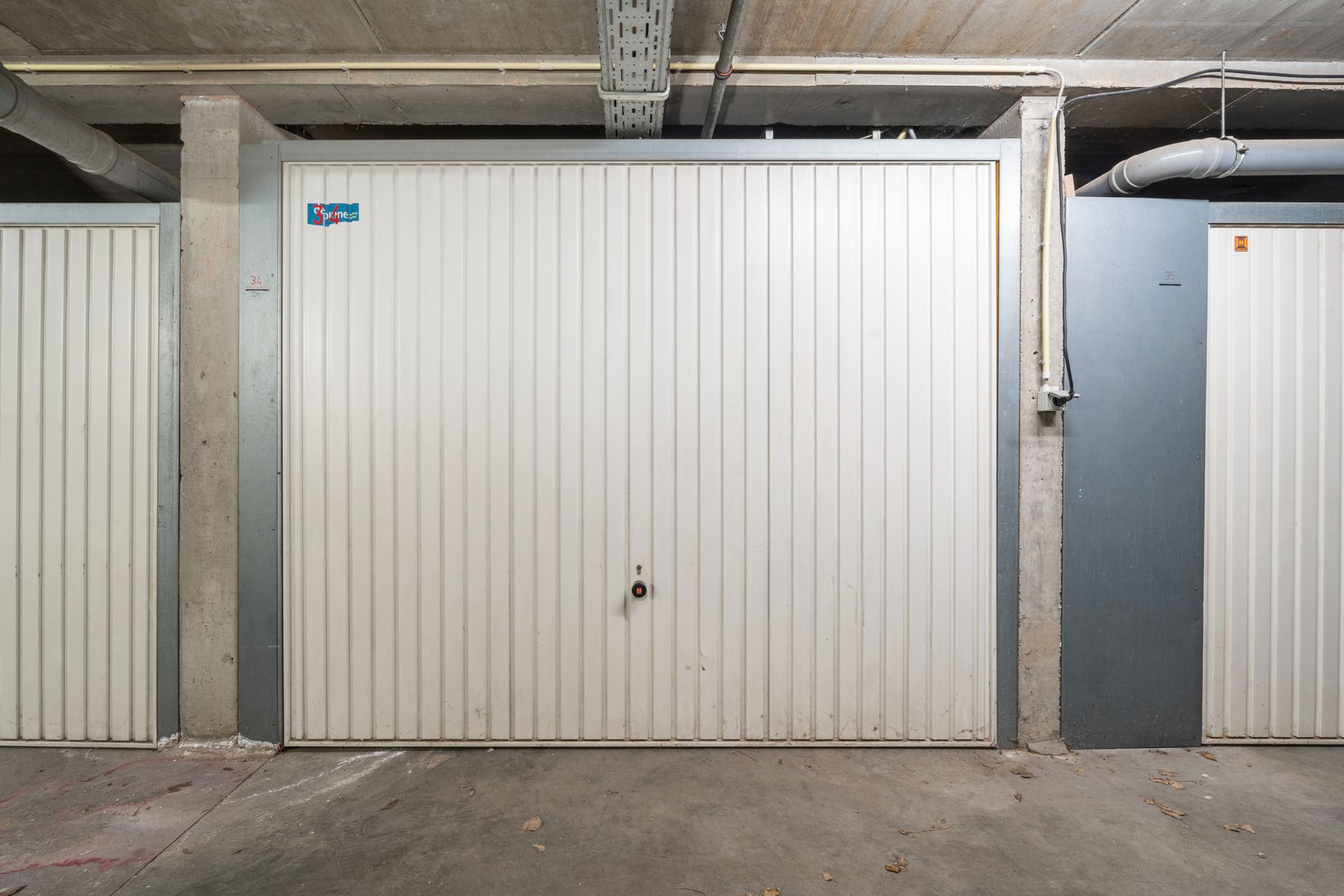 Ruime garage met berging vlakbij centrum en zee foto {{pictureIndex}}