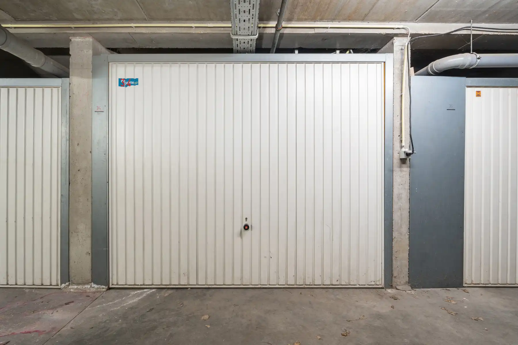 Ruime garage met berging vlakbij centrum en zee foto {{pictureIndex}}