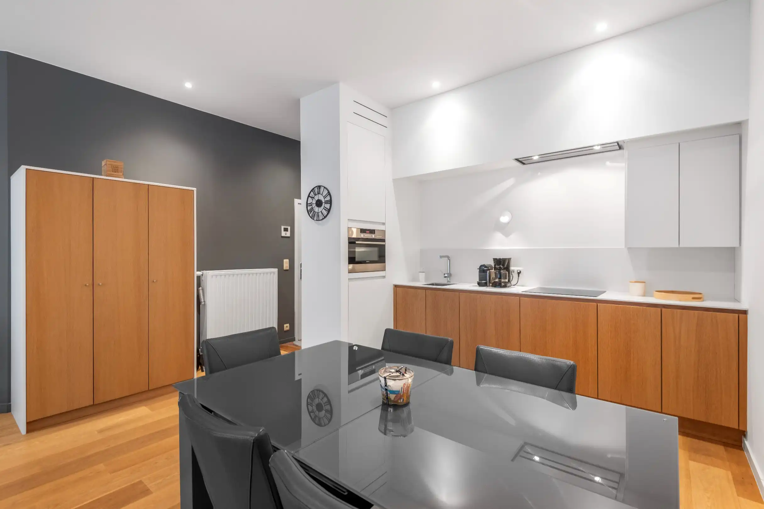 Recent appartement met hoge plafonds gelegen in het centrum van Knokke.  foto 7