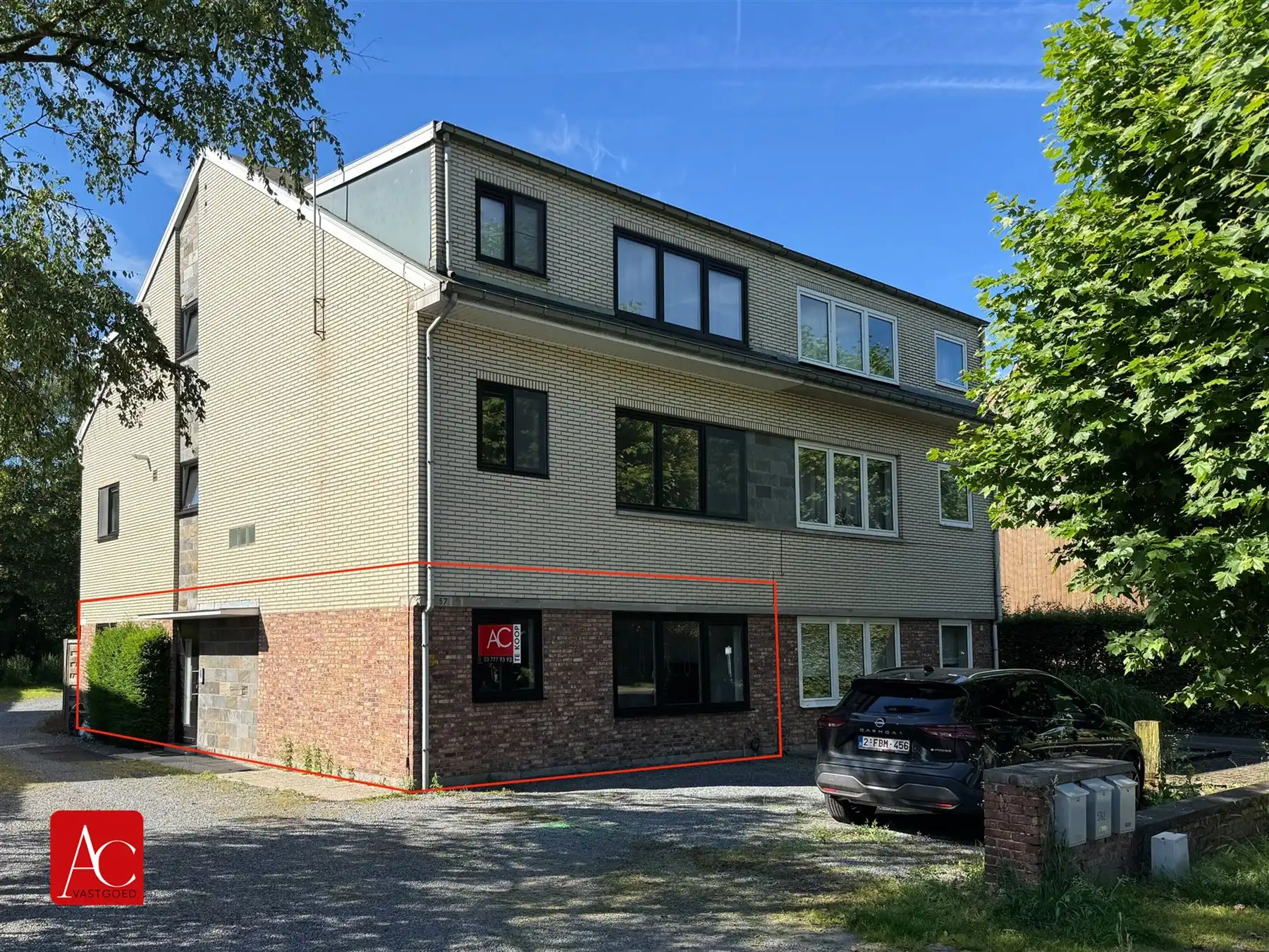 Gelijkvloers appartement met garage en 2 slaapkamers foto {{pictureIndex}}