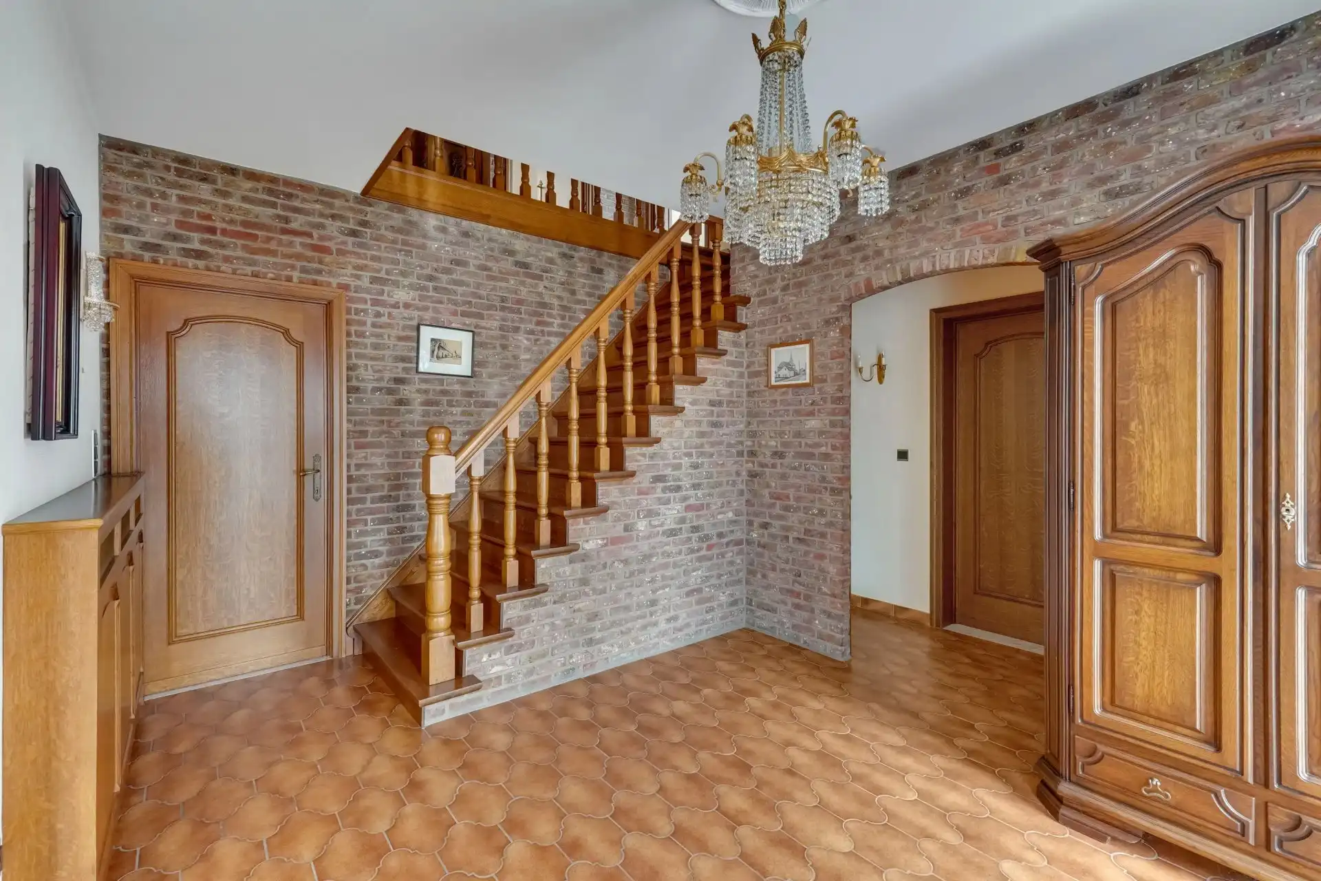 Vrijstaande woning met 4 slaapkamers en magazijn foto 3
