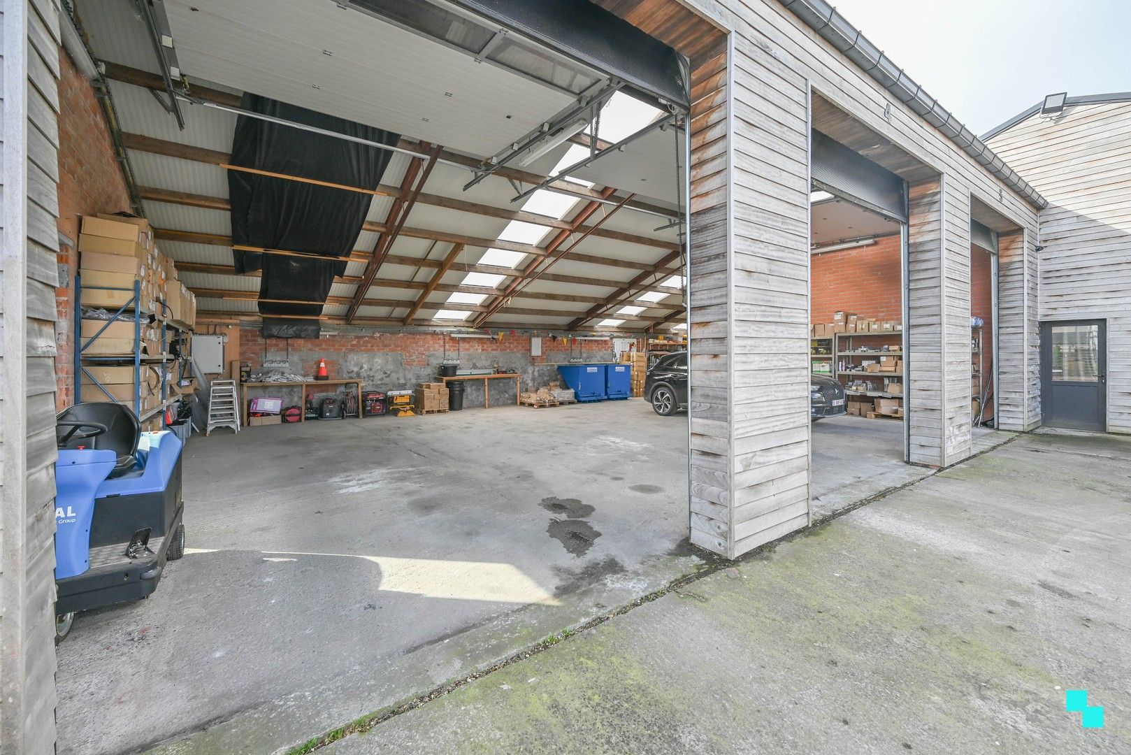 Landelijk gelegen woning met diverse loodsen foto 23