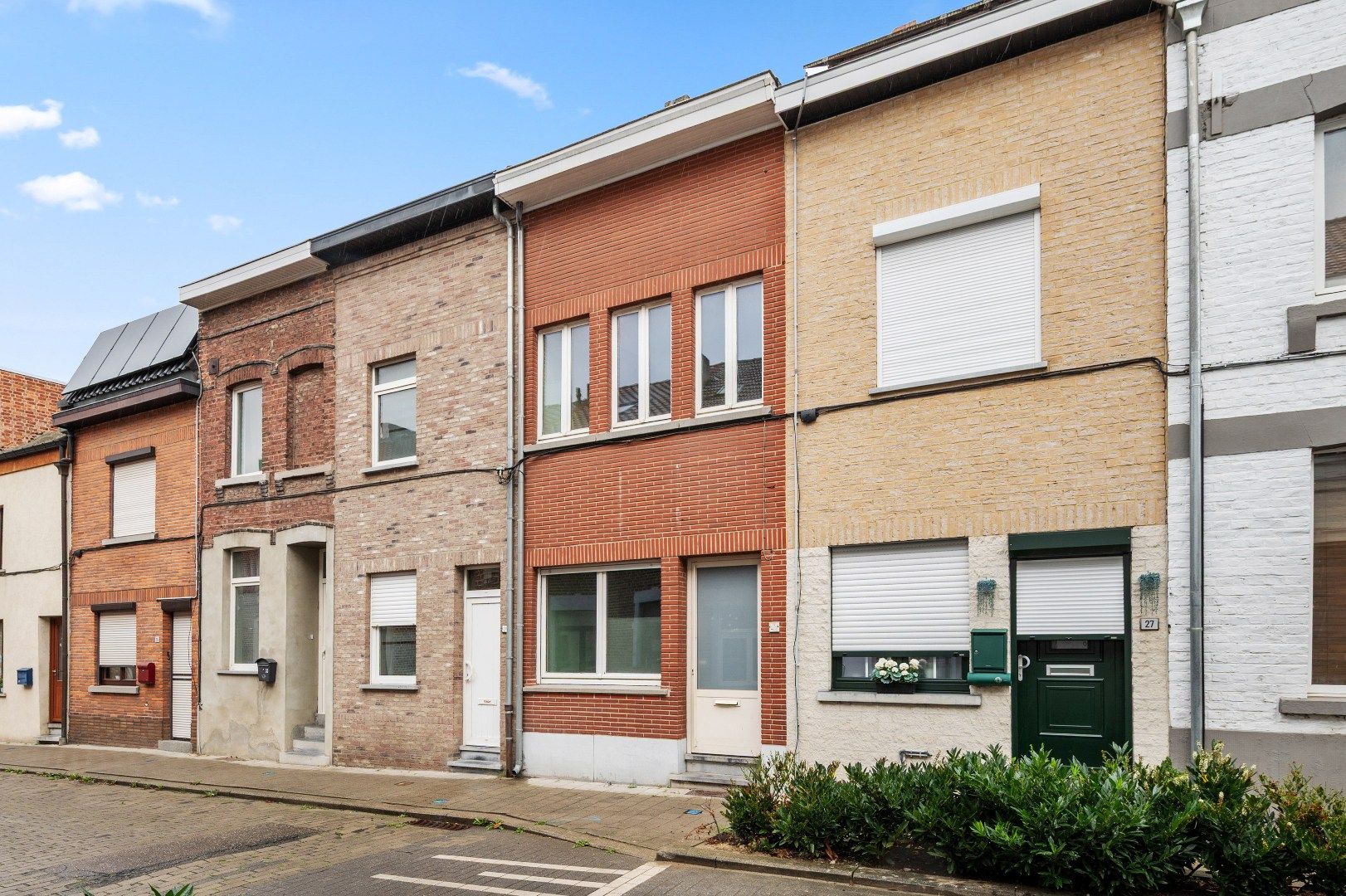 Centraal gelegen, te renoveren rijwoning nabij station foto 2