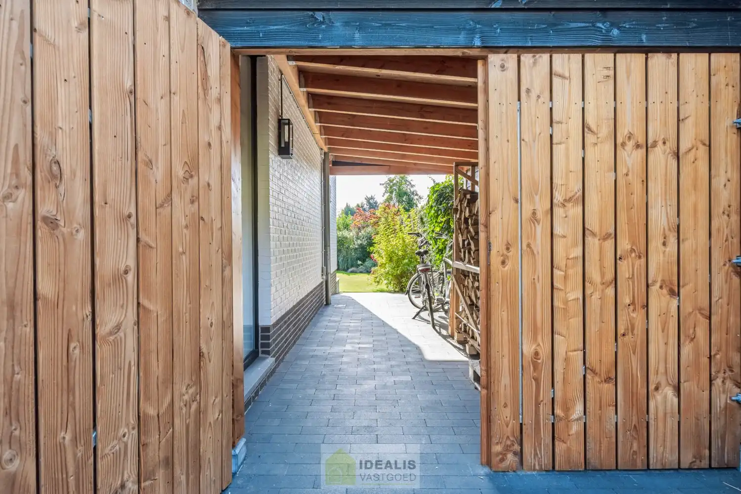 IDEALIS VASTGOED – EEN HUIS OM VERLIEFD OP TE WORDEN! DEZE PRACHTIGE INSTAPKLARE (LEVENSBESTENDIGE) VILLA MET EEN HEERLIJKE LICHTRIJKE LEEFRUIMTE VOORZIEN VAN EEN OPEN KEUKEN, 5 SLAAPKAMERS, 2 BADKAMERS, EEN PERFECT AANGELEGDE TUIN IN ALLE PRIVACY, UITGERUST MET EEN GOED VOORZIENE BUITENKEUKEN EN BIJGEBOUWEN INGERICHT VOOR WELLNESS (HOT TUB) EN BERGRUIMTE! EEN MUST VISIT VOOR ZIJ OP ZOEK NAAR MOOIE HUIZEN! foto 51