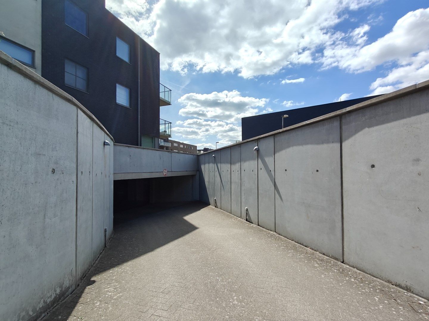 Autostaanplaats te huur in het centrum te Lokeren  foto 2