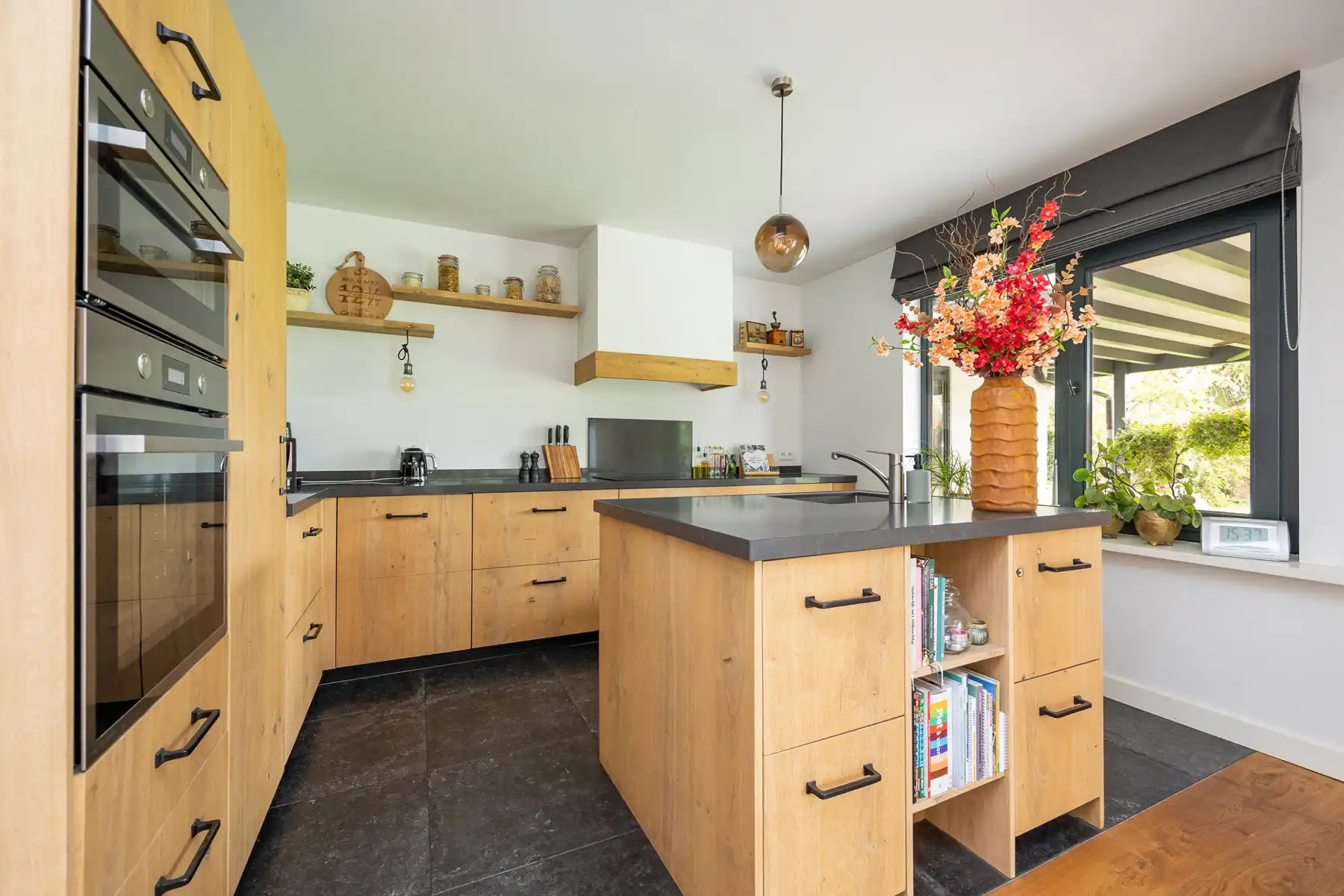 Gerenoveerde gezinswoning met zonrijke tuin op ca 1.081 m². foto 12