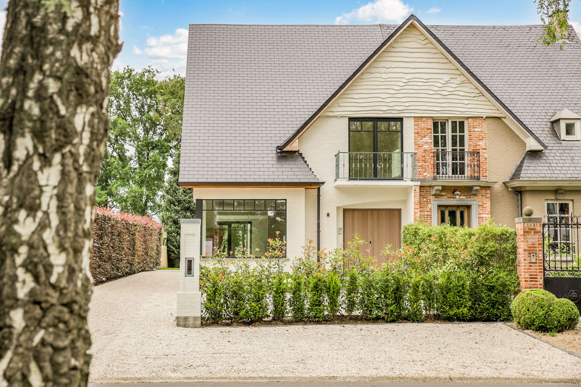 IDEALIS VASTGOED - EEN BIJZONDERE WONING OP EEN BIJZONDERE PLEK! DEZE VOLLEDIG VERNIEUWDE VILLA OP EEN PRACHTIGE RESIDENTIELE LOCATIE BESCHIKT OP DE GELIJKVLOERSE VERDIEPING OVER EEN SFEERVOLLE INKOMHAL, ROYALE LEEFRUIMTE MET AUTHENTIEKE ELEMENTEN, DOORLOPEND IN EEN EXTRA RUIME LEEFKEUKEN (MET TOEGANG TOT TERRAS), EEN MUDROOM, EXTRA RUIME INPANDIGE GARAGE/BERGING/WASPLAATS; OP DE VERDIEPING BESCHIKT DE WONING OVER 3 AANGENAME SLAAPKAMERS, EEN LUXUEUZE BADKAMER EN APART TOILET; VERDER BIEDT DE WONING NOG EEN RUIME BERGZOLDER; DE WONING WERD VOLLEDIG VERNIEUWD VAN RUWBOUW TOT AFWERKING EN VOORZIEN VAN NIEUW LEIDINGWERK EN SANITAIR, VOLLEDIGE NIEUWE ELECTRA, NIEUW SCHRIJNWERK IN ALUMINIUM, NIEUW DAK, VOLLEDIG NIEUW STUCWERK, NIEUWE BUITENAANLEG EN 12 ZONNEPANELEN! EEN ‘MUST SEE’ VOOR KOPERS OP ZOEK IN HET MOOIE SEGMENT! foto 2