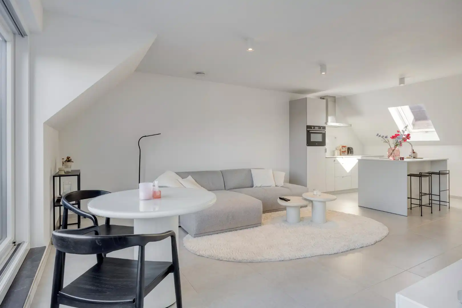 Recent appartement met 1 slpk, ruim terras en zolder in het centrum van Mol. foto 3