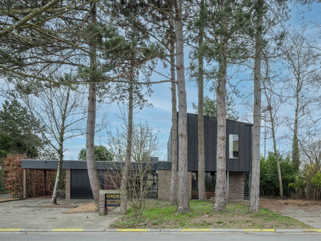 Merelbeke – Op te frissen, ruime architecturale woning (bvo 396 m2) met polyvalente mogelijkheden en bovengelegen zorgwoning op een groen perceel van 1.294m2. foto 2
