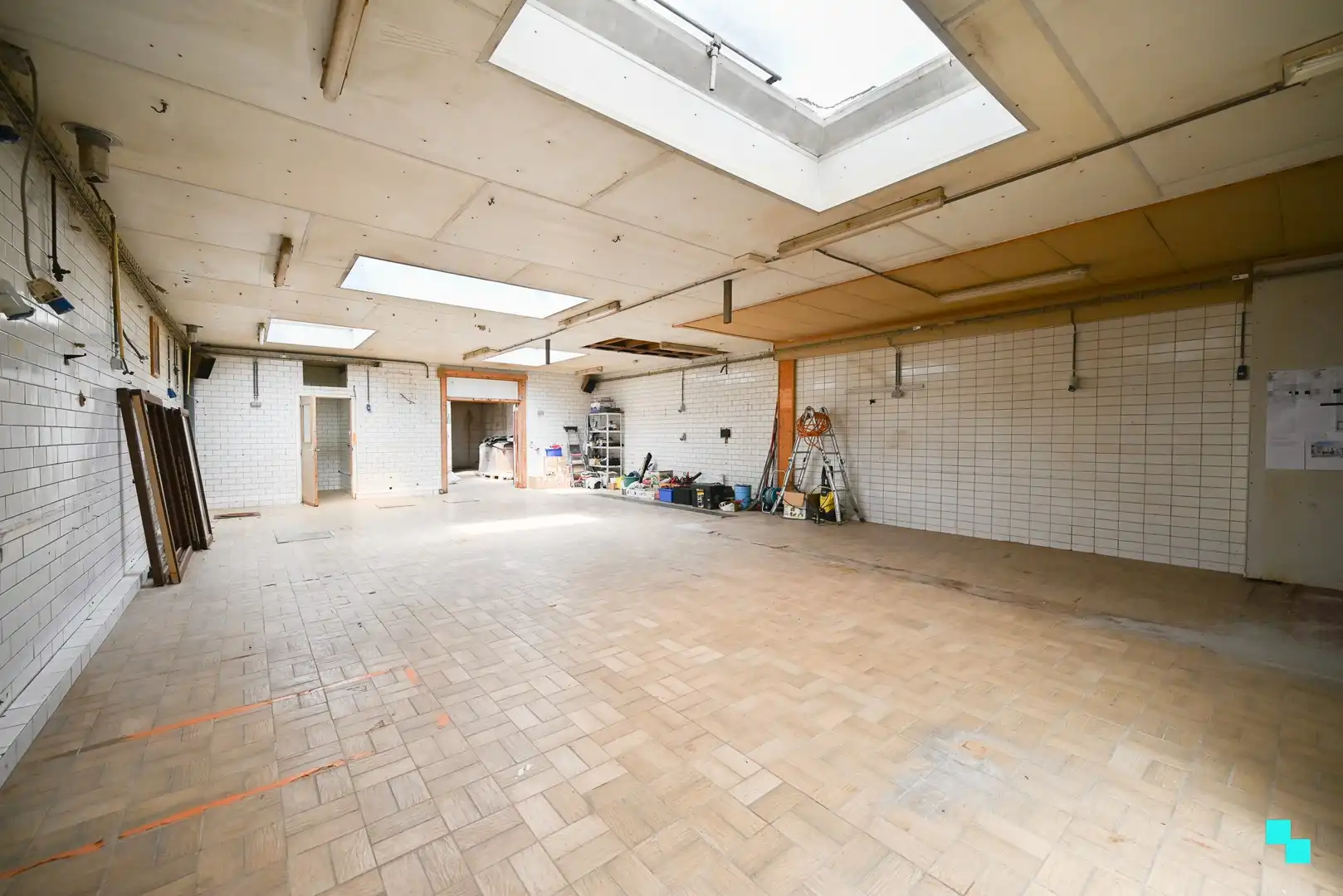 Bedrijfsgebouw met bovenliggend appartement te Sint-Eloois-Winkel foto 8