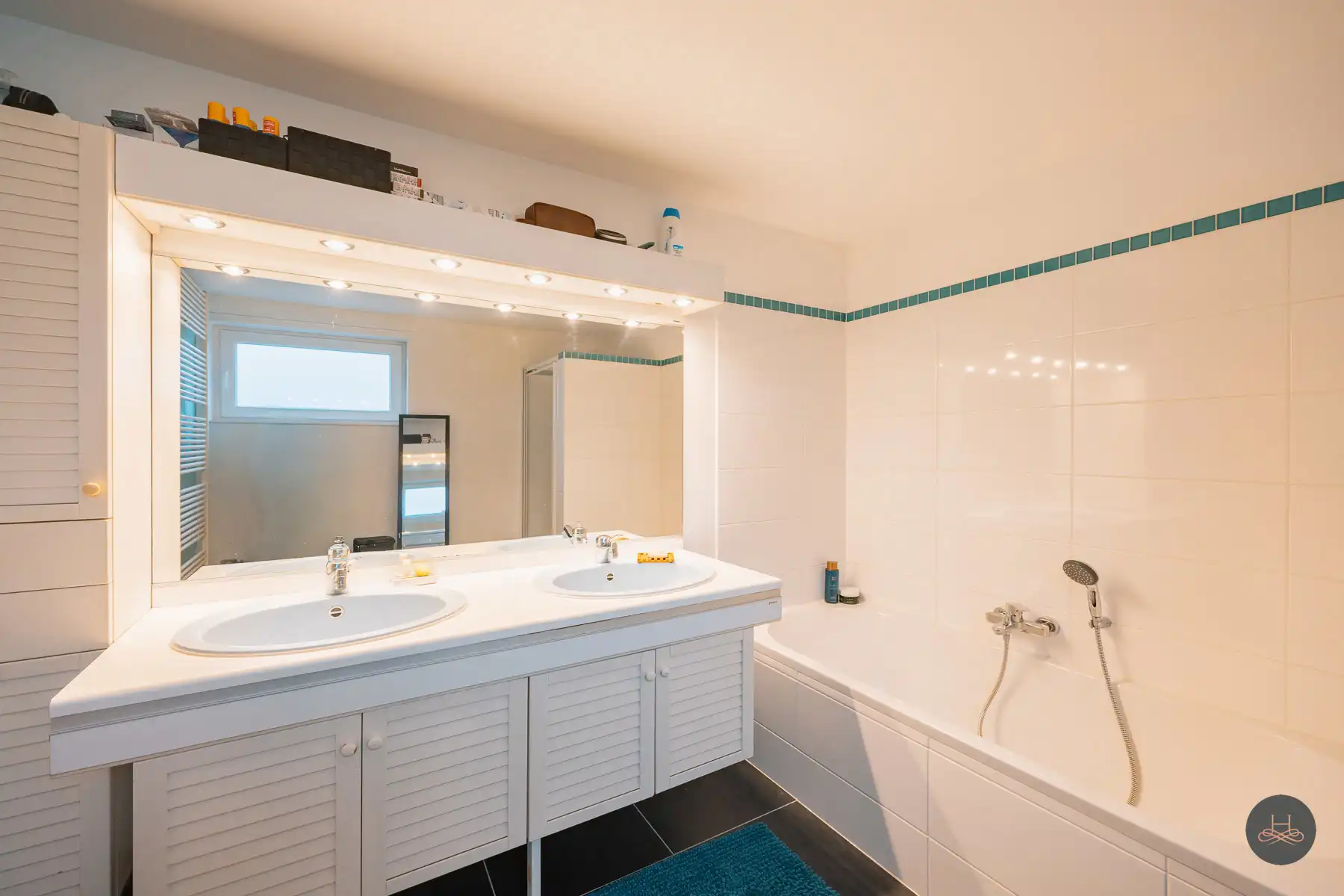 Charmante, halfopen, gerenoveerde woning met 3 staanplaatsen foto 14