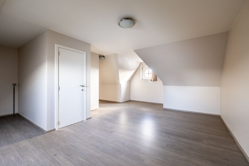 Halfopen woning met 4 slaapkamers en tuin nabij station Ingelmunster foto 15