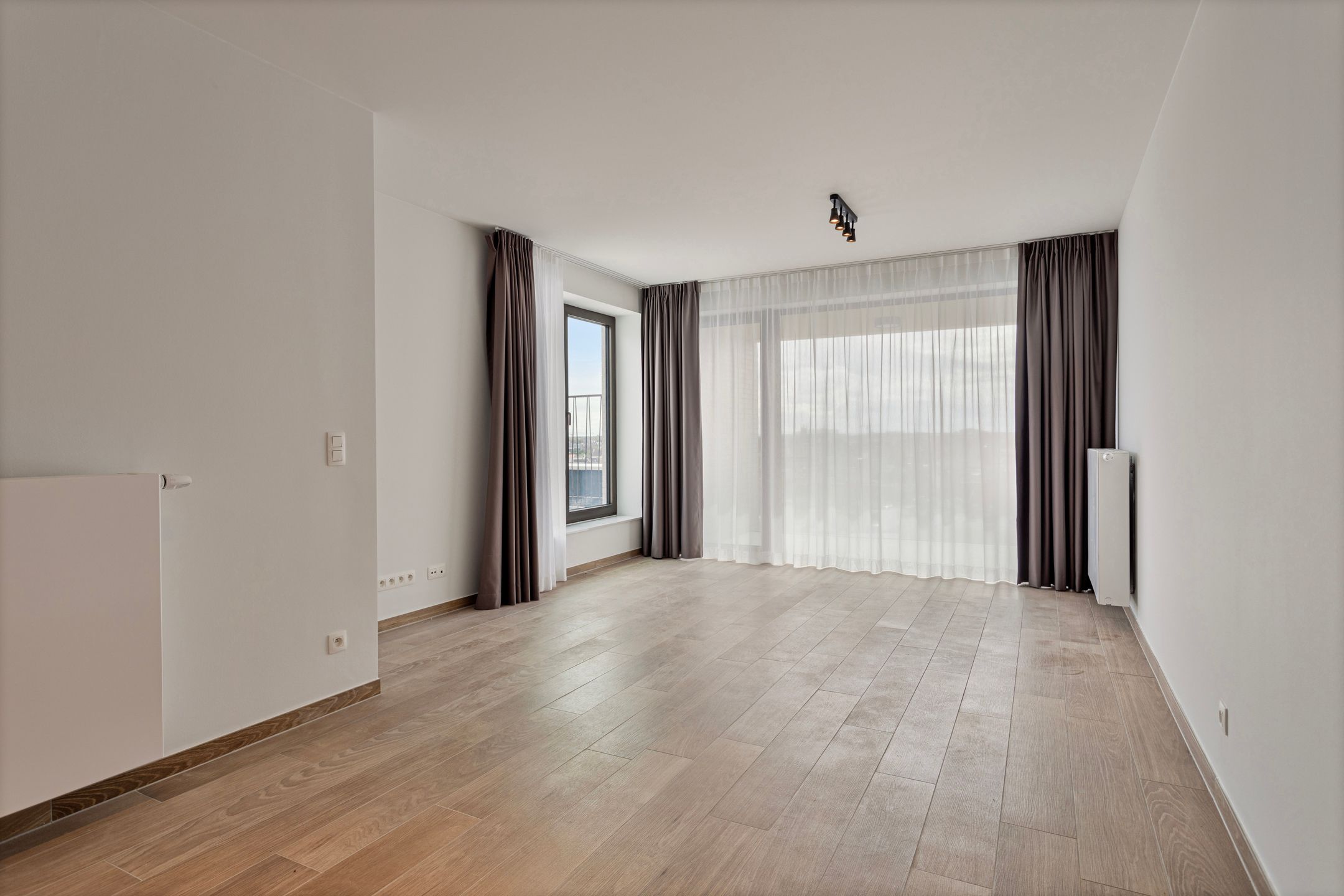 ANTWERPEN - Ruim drie-slaapkamerappartement met parking nabij Stadspark foto 4