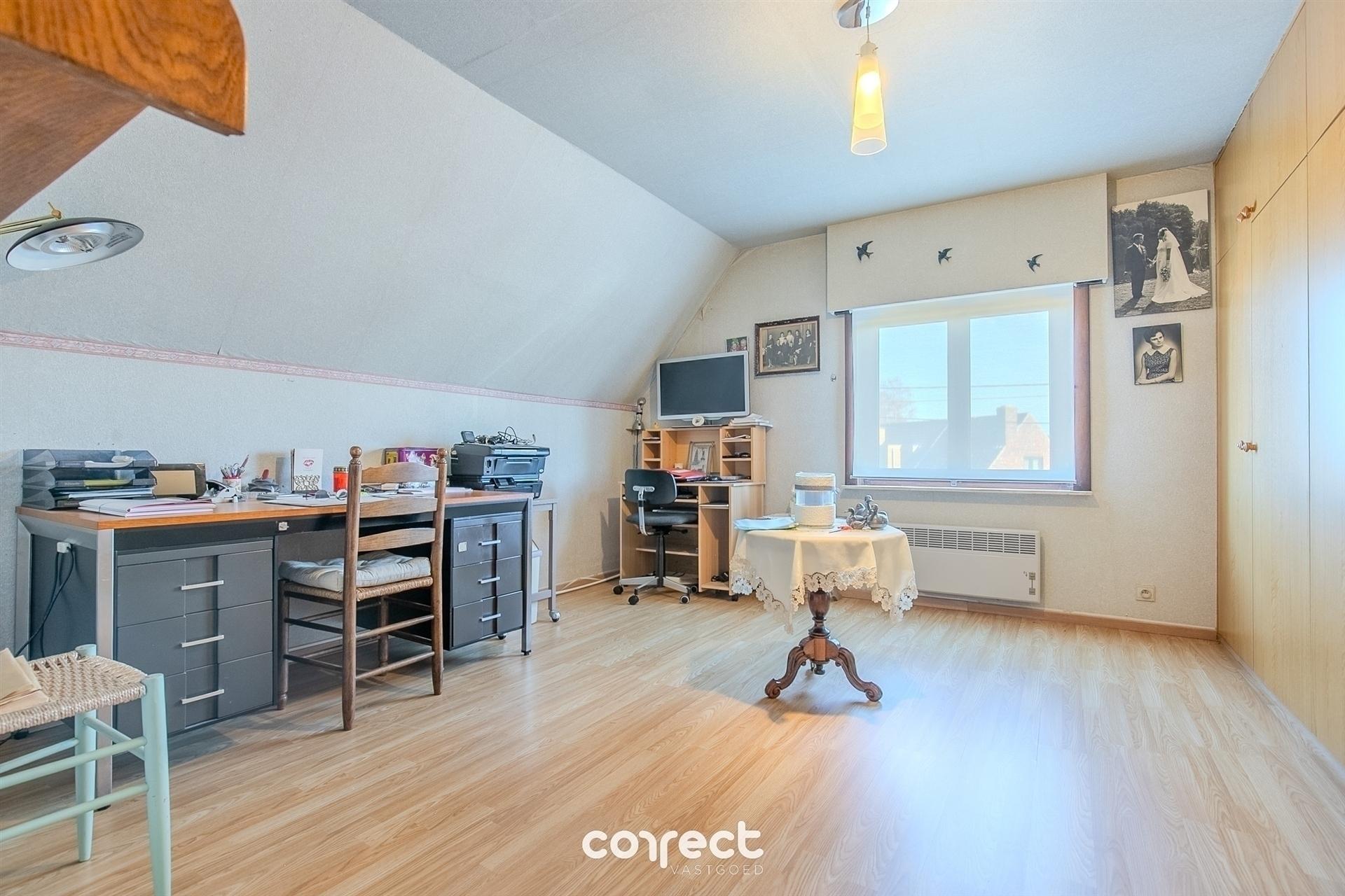 Instapklare open bebouwing met 3 slaapkamers, 2 garages en zicht op de velden! foto 9