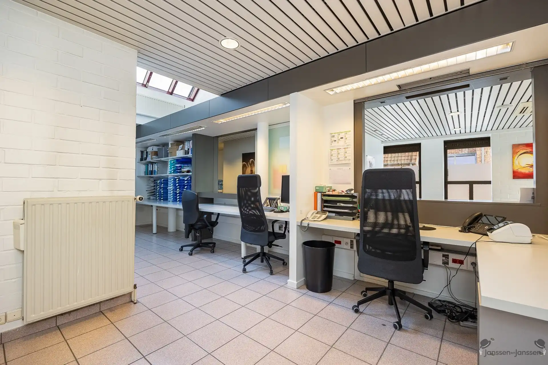 Centraal gelegen handelspand met ruime parking foto 14