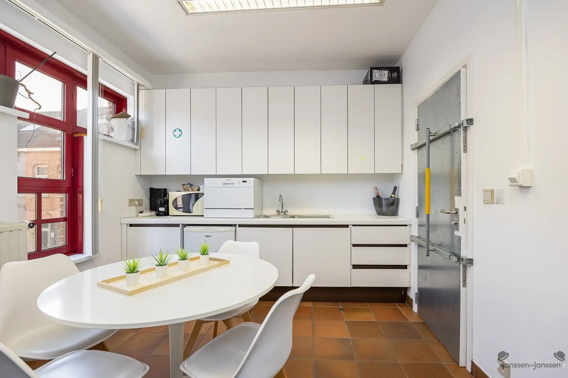 Centraal gelegen handelspand met ruime parking foto 14