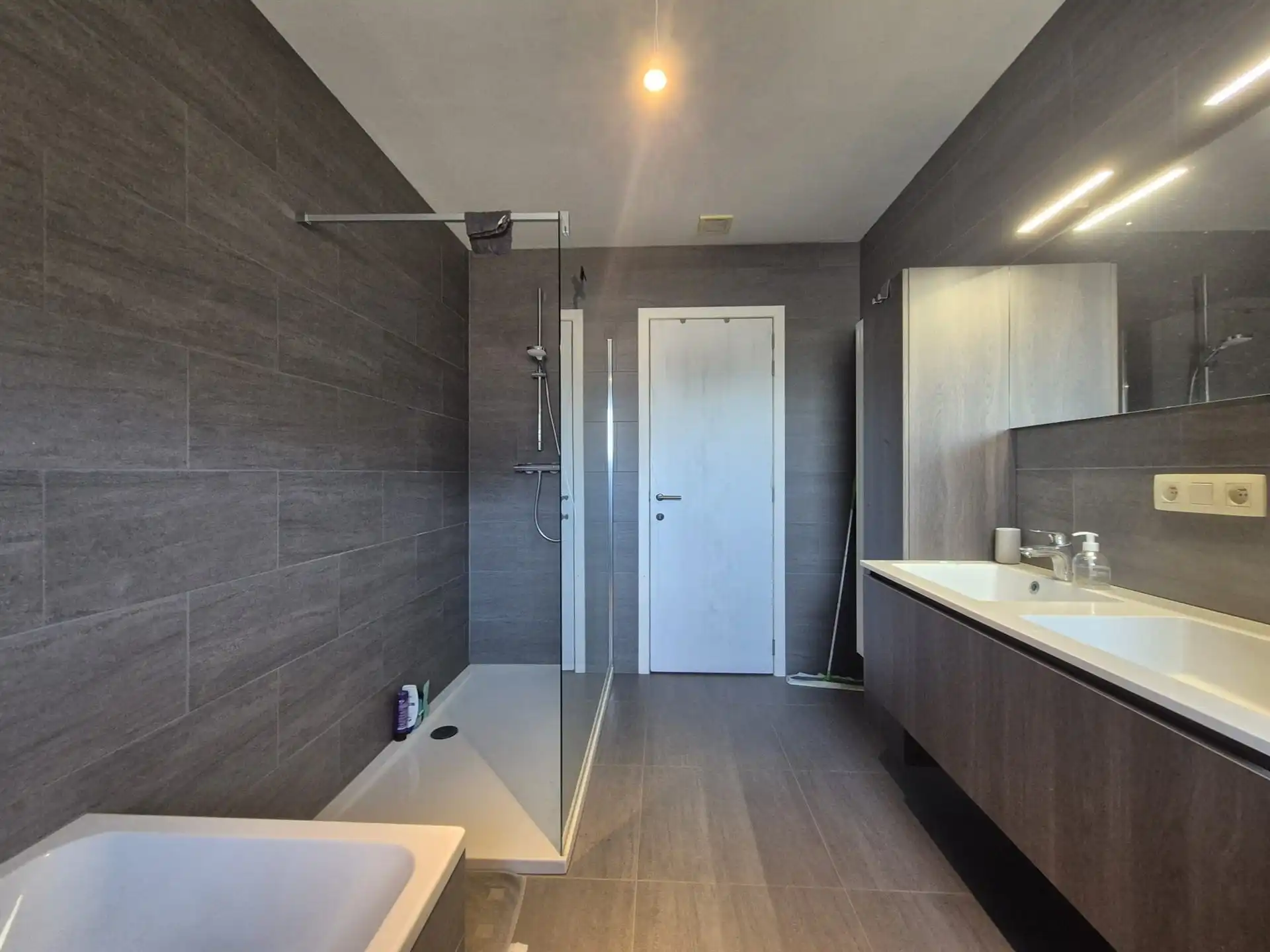 Ruime energiezuinige woning in rustige straat. foto 25