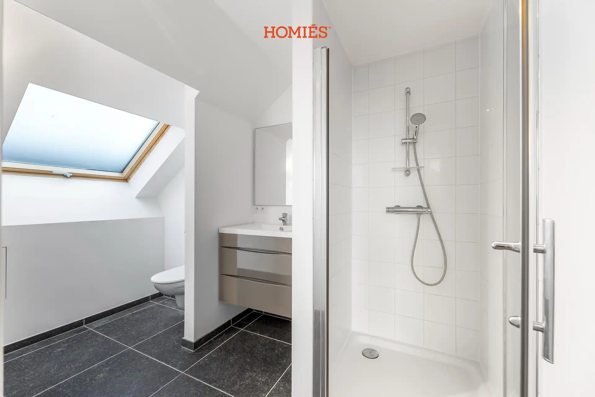 Studentenkamer met hoogslaper nabij het station foto 3