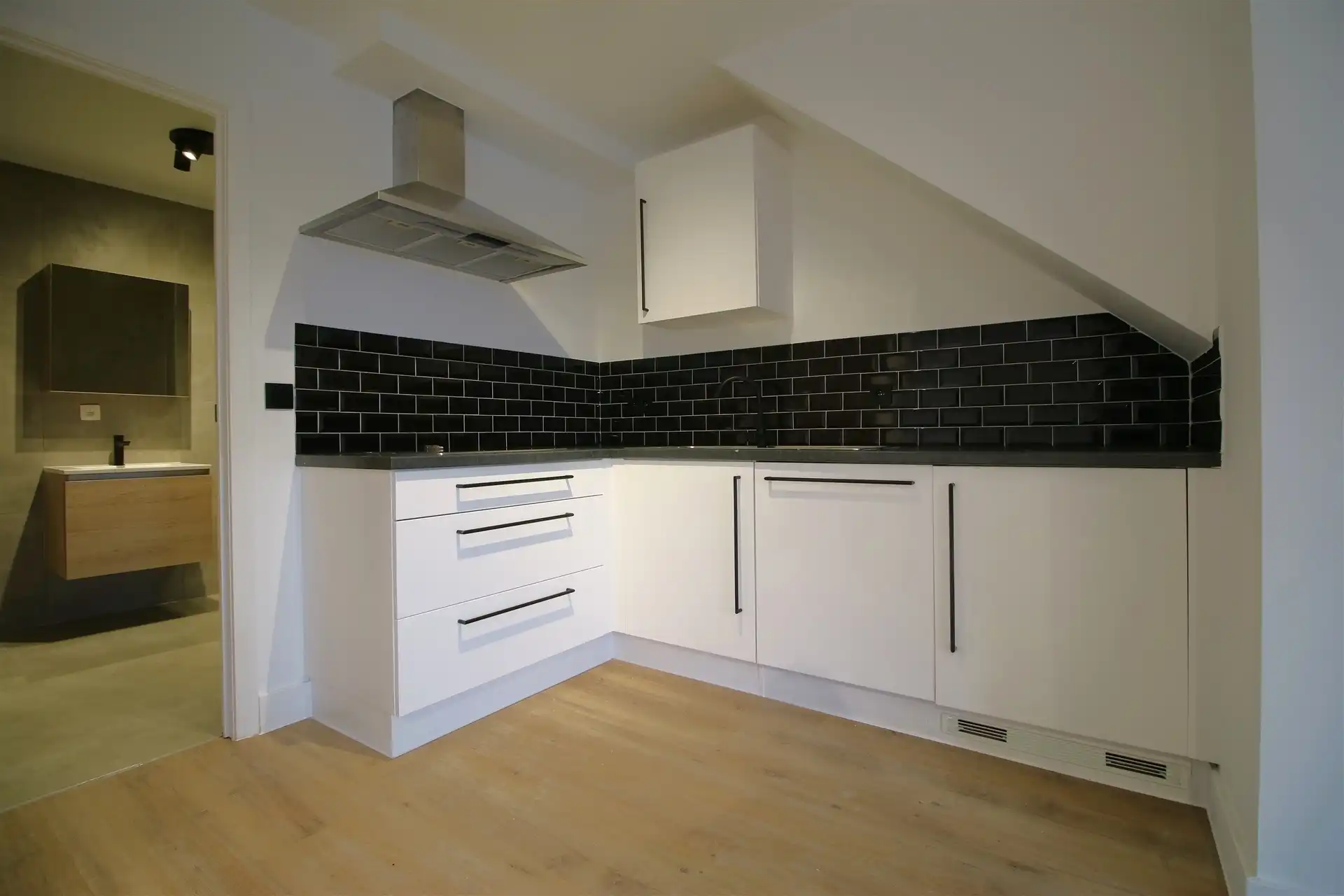 Vernieuwd éénkamerappartement in centrum Sint-Jozef foto 8