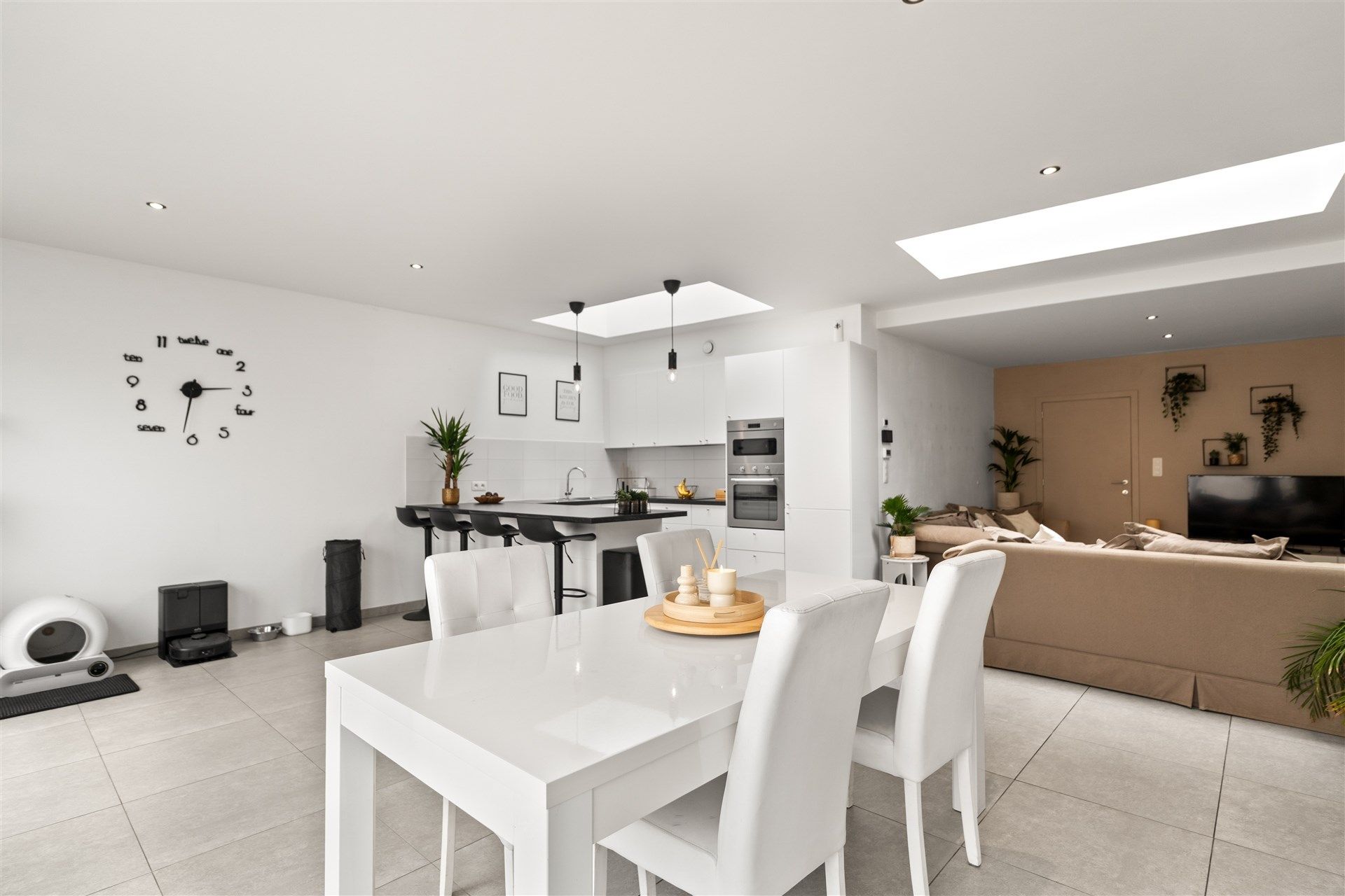 Moderne gezinswoning met 3 slaapkamers en bureau.  foto 7