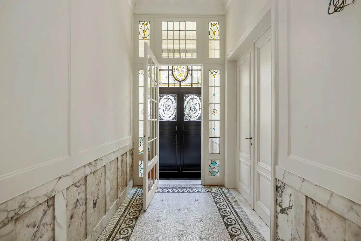 Prestigieuze en totaalgerenoveerde herenwoning (EPC B!) in eclectische stijl met zalige stadstuin op toplocatie aan de Jan Van Rijswijcklaan foto 4