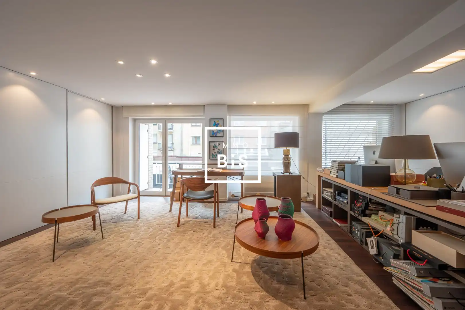 Ruim handelspand op de Zeedijk in het Zoute met brede etalage foto 5