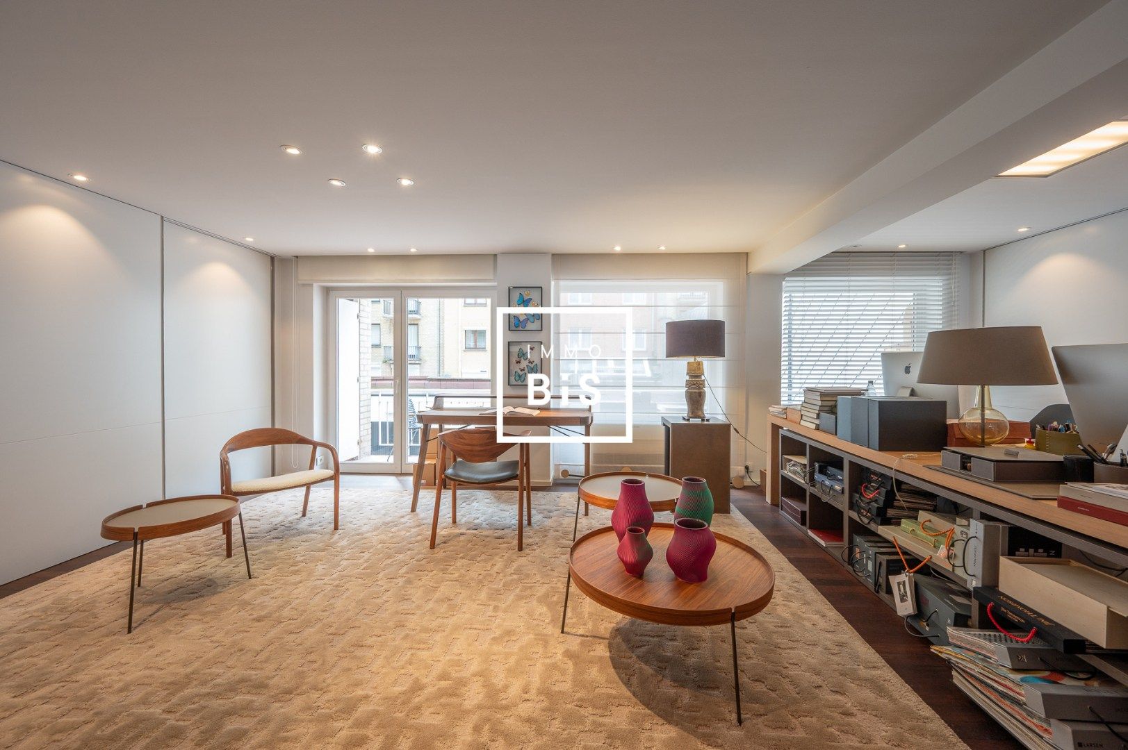 Ruim handelspand op de Zeedijk in het Zoute met brede etalage foto 5