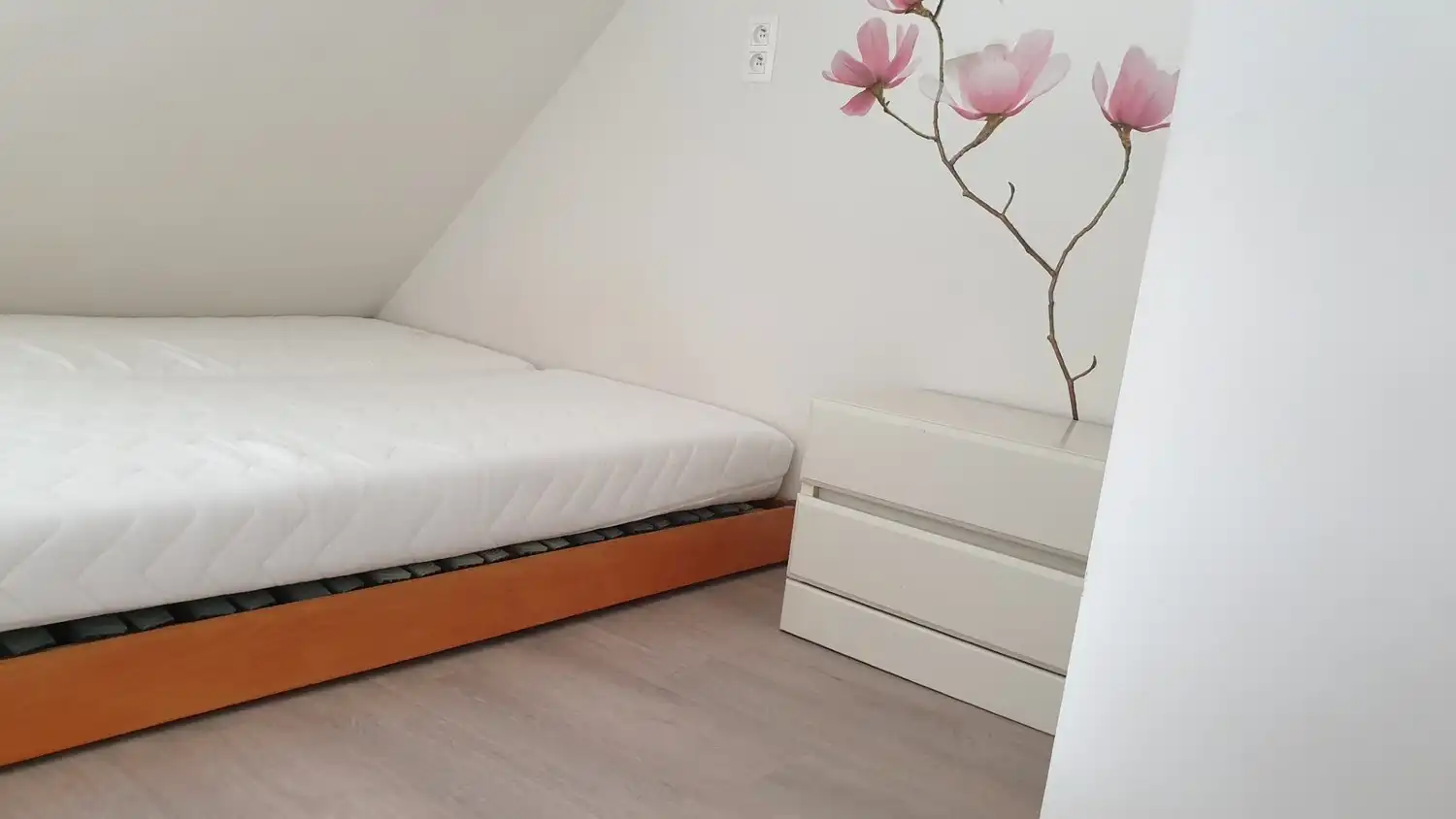 Gezellige bemeubelde studio met mezzanine te huur. foto 5