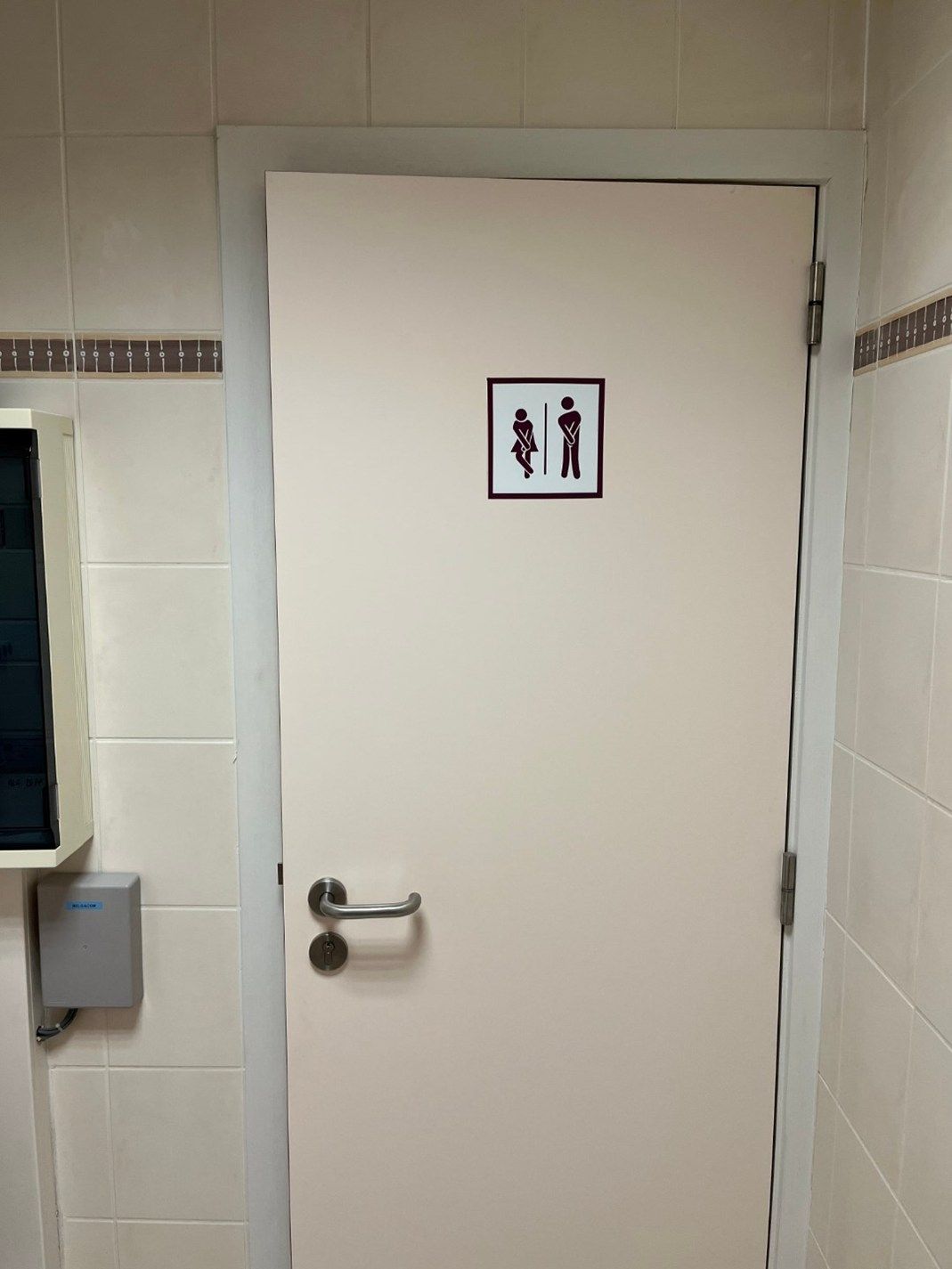 Uitstekend gelegen commercieel pand met parkeermogelijkheden ! foto 7