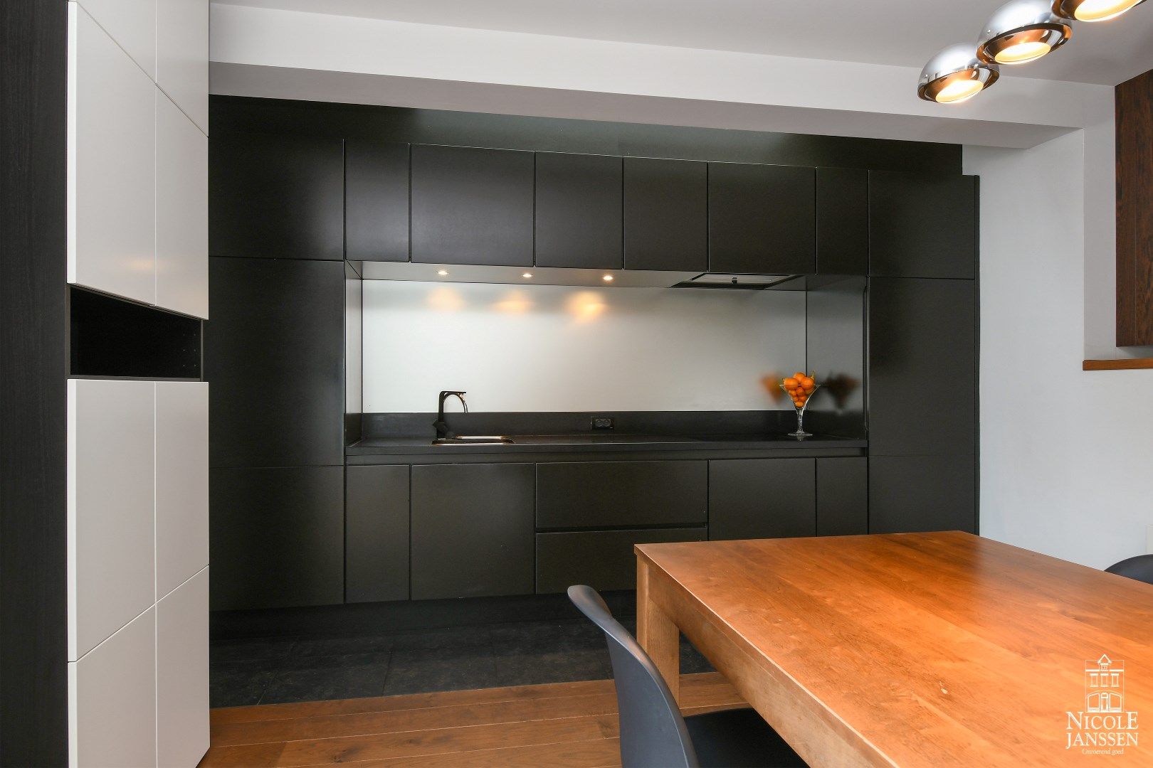 Ruime en speels ingedeelde woning met bijzondere architectuur en praktijkruimte foto 7