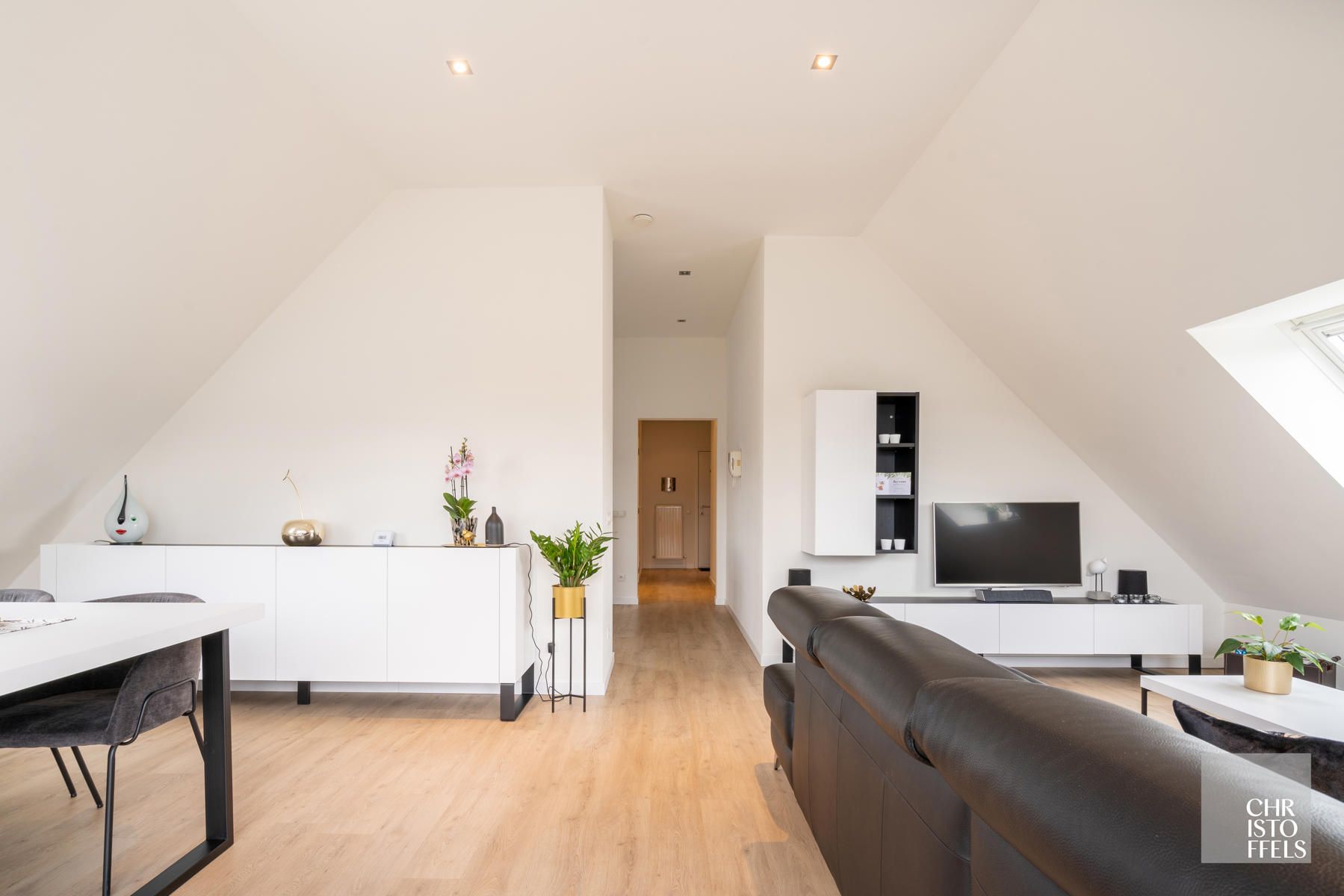 TE HUUR - Appartement met 2 slaapkamers én garagebox in het centrum van Lanaken! foto 2