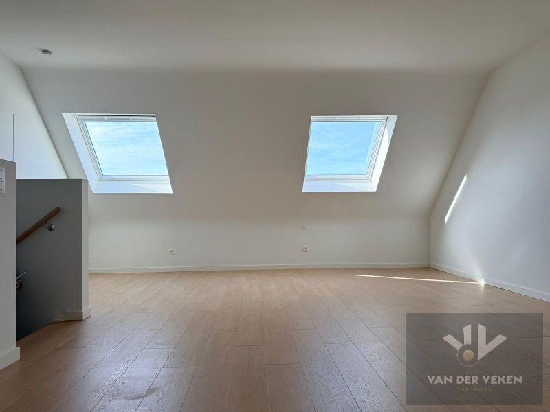Moderne halfopen bebouwing met vier slaapkamers foto 12