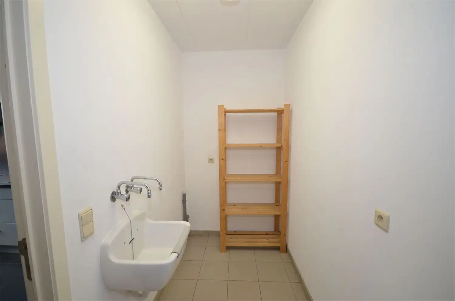 !! GELIEVE U PER MAIL AAN TE MELDEN!! INSTAPKLARE WONING MET EEN KNAPPE LEEFRUIMTE, KEUKEN, EEN  WASPLAATS/BERGING, INPANDINGE GARAGE, 3 RUIME SLAAPKAMERS EEN FIJNE BADKAMER, EEN KNAPPE PRIVATE TUIN MET FIJNE OVERDEKTE ZITPLAATS EN RUIME TUINBERGING IN HET CENTRUM VAN KAULILLE! foto 4