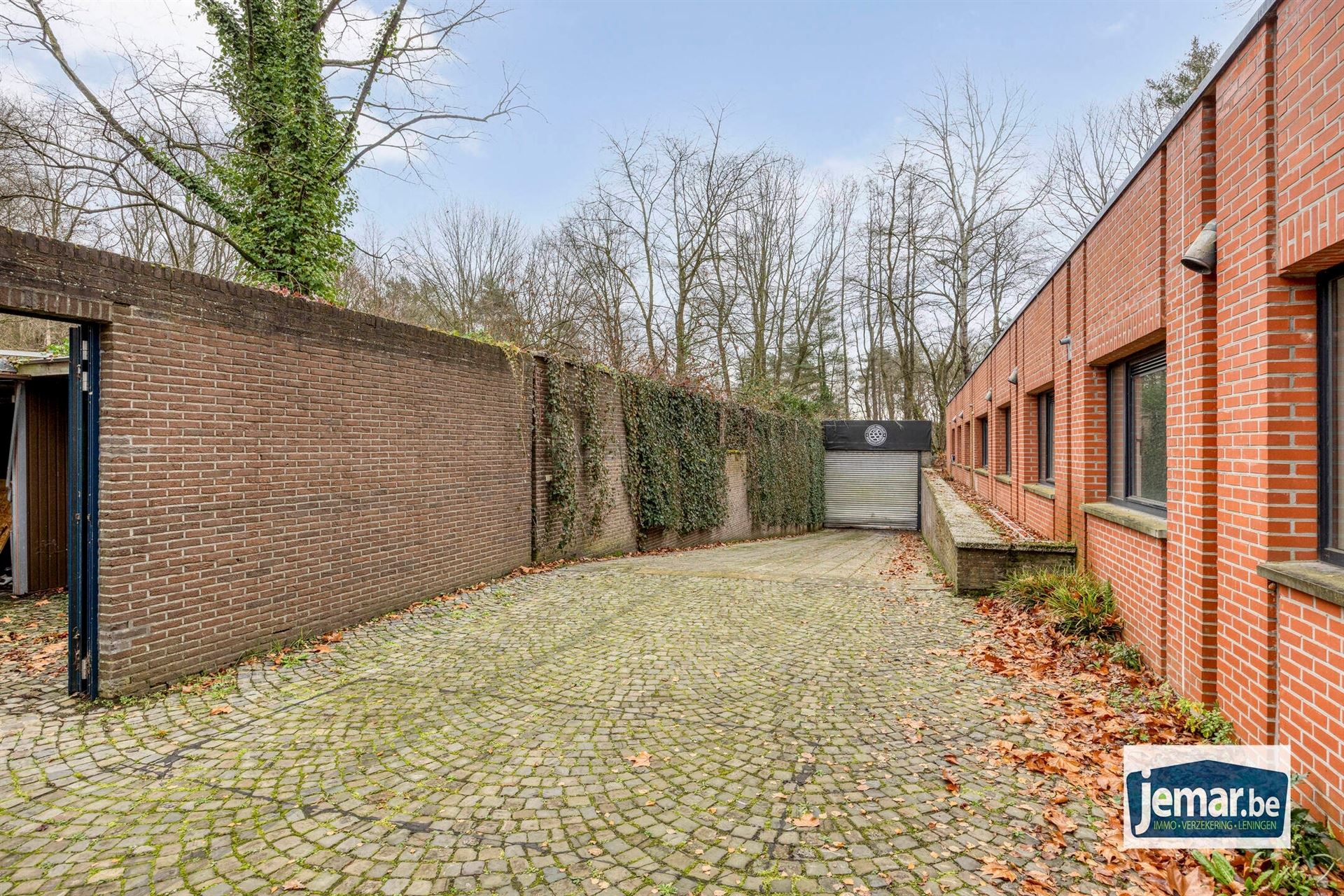 Villa met professionele opslagruimte, kelder en kantoorruimtes. foto 71