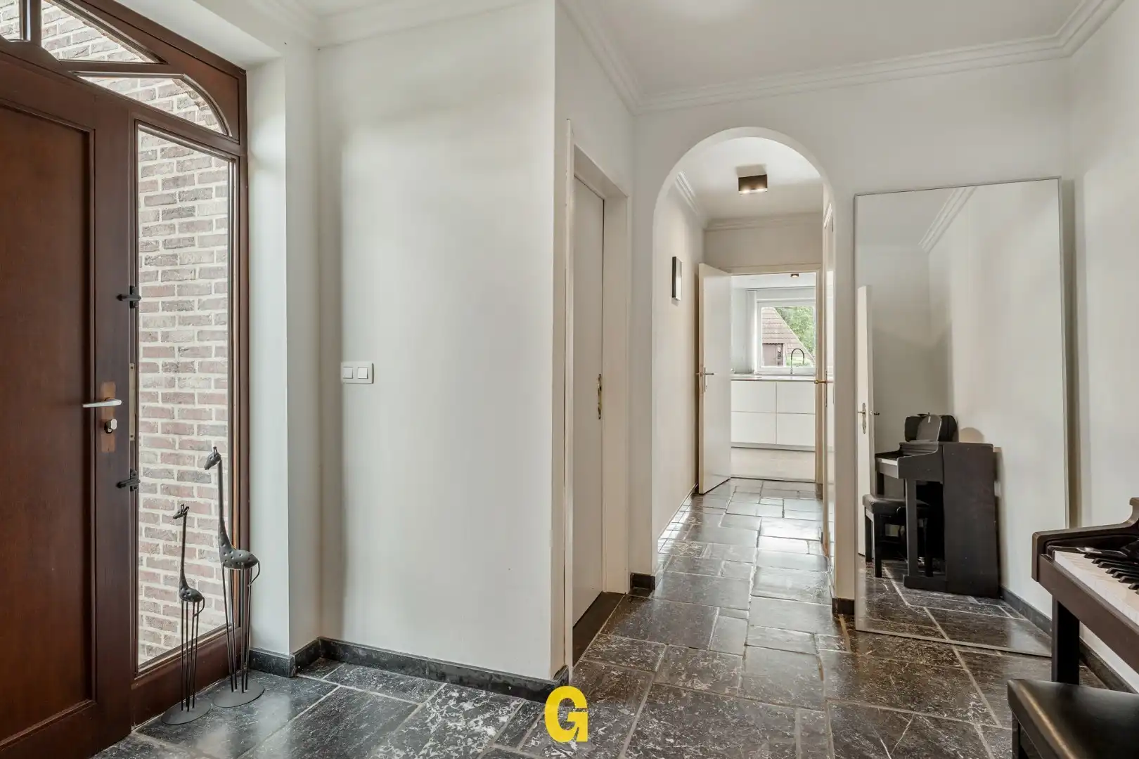 Degelijke halfopen woning met 4 slaapkamers, bureel en ruime tuin met blijvend vrij uitzicht foto 4