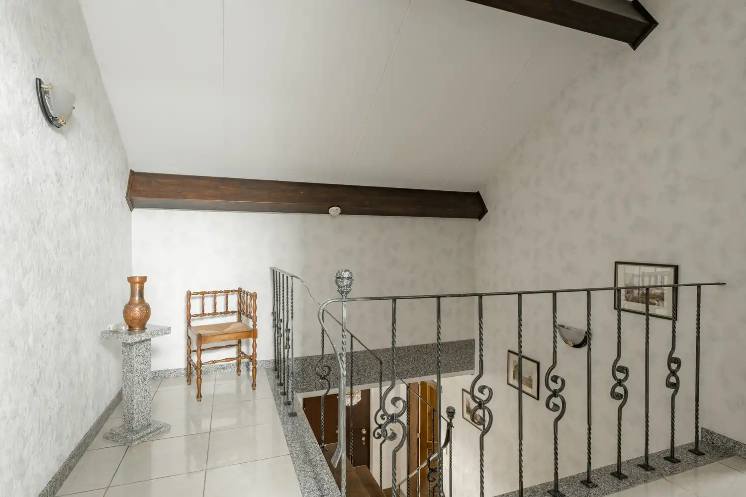 Mooie vrijstaande woning te koop vlakbij het centrum met 4 slaapkamers rustig gelegen op 10a10ca. foto 40