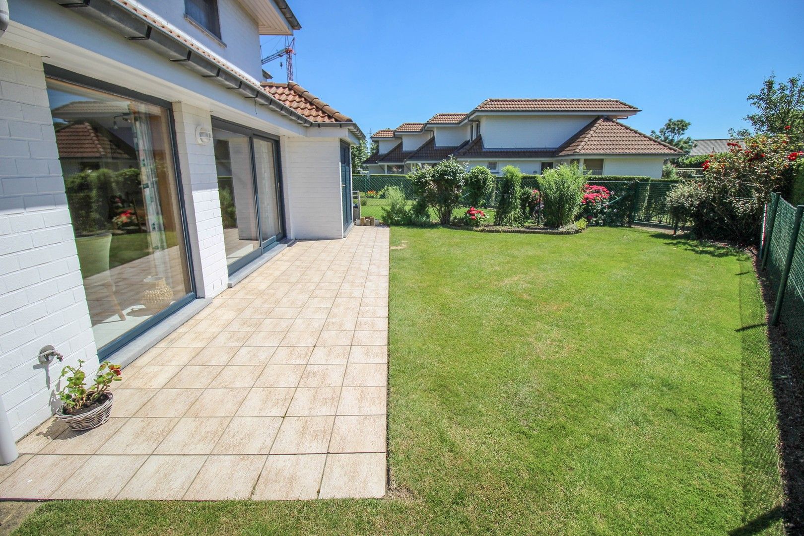 Zongerichte vakantiewoning met gezellig terras, tuin en parking. foto 2