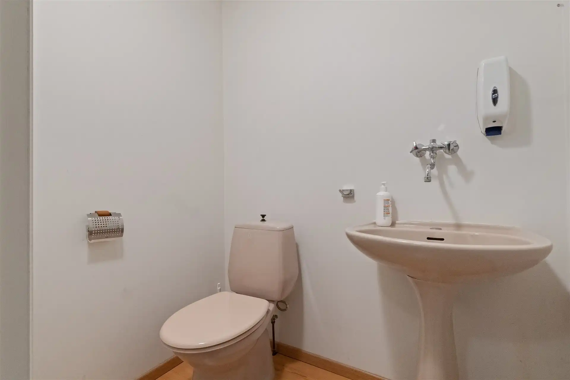 degelijk onderhouden atelier + woonst foto 17