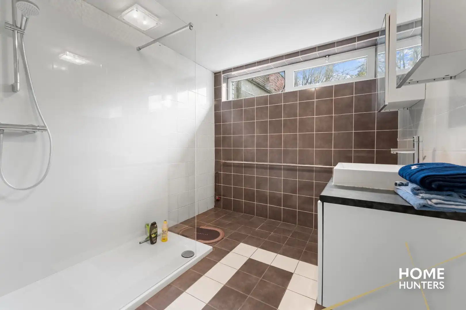 Charmante, op te frissen rijwoning met ruime tuin en 3 slaapkamers foto 12