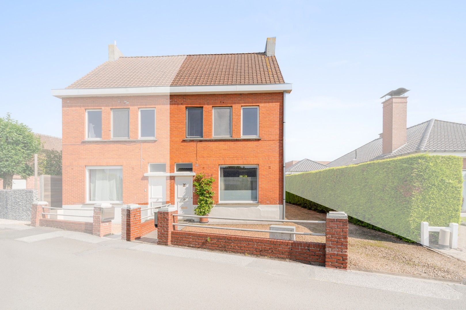 Halfopen woning met tuin en garages in het centrum van Nevele! foto {{pictureIndex}}