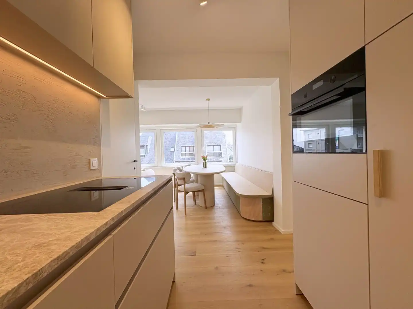 Volledig gerenoveerd appartement met parkeerplaats en lateraal zeezicht te Koksijde foto 4
