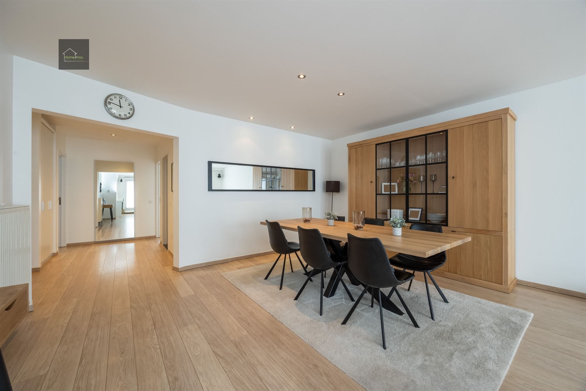 Ruim instapklaar appartement met garage en staanplaats foto 2