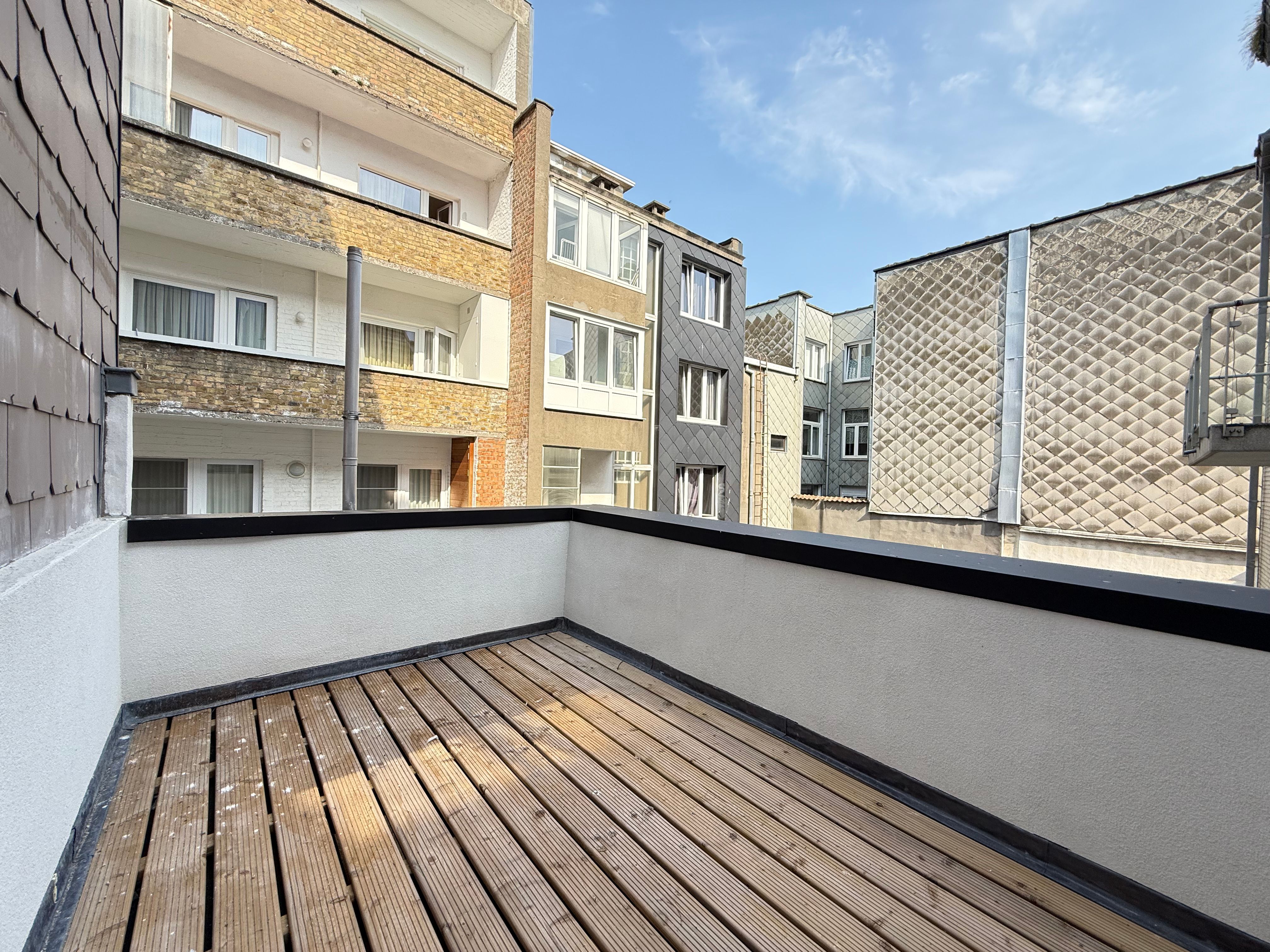 Subliem gerenoveerd appartement met terras foto 9
